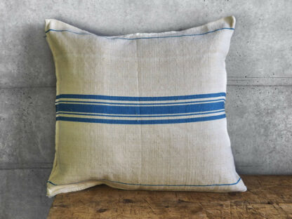 Coussin à rayures bleu turquoise fabriqué à partir de sacs anciens #12