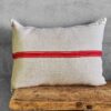 Coussin à rayures rouges en lin naturel, fabriqué à la main à partir de vieux sacs de farine #10