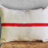 Coussin à rayures rouges en lin naturel, fabriqué à la main à partir de vieux sacs de farine #10