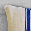 Coussin à rayures bleues fabriqué à partir de vieux sacs N18