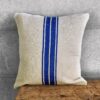 Coussin à rayures bleues fabriqué à partir de vieux sacs N18