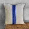 Coussin à rayures bleues fabriqué à partir de vieux sacs N18