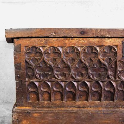  Baúl con cierres metálicos originales antiguo construido con madera maciza (Pirineos, c. 1900).