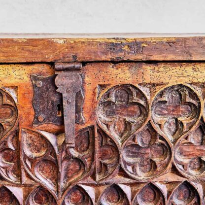  Baúl con cierres metálicos originales antiguo construido con madera maciza (Pirineos, c. 1900).