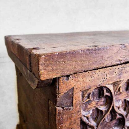  Baúl con cierres metálicos originales antiguo construido con madera maciza (Pirineos, c. 1900).