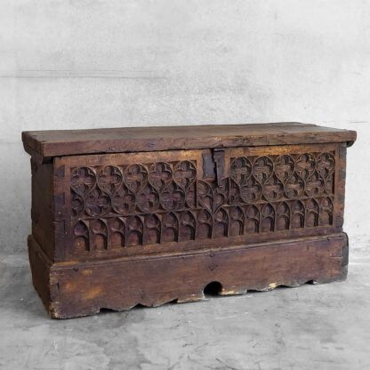  Baúl con cierres metálicos originales antiguo construido con madera maciza (Pirineos, c. 1900).