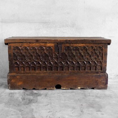  Baúl con cierres metálicos originales antiguo construido con madera maciza (Pirineos, c. 1900).