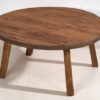 Mesa baja redonda de madera maciza y borde metálico antiguo