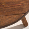 Mesa baja redonda de madera maciza y borde metálico antiguo