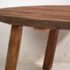 Mesa baja redonda de madera maciza y borde metálico antiguo