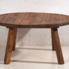 Mesa baja redonda de madera maciza y borde metálico antiguo