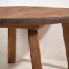 Mesa baja redonda de madera maciza y borde metálico antiguo