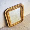 Espejo antiguo de forma rectangular con marco color dorado (c.1920).
