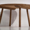 Mesa redonda baja antigua de madera maciza (Transilvania, c.1920)