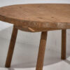 Mesa redonda baja antigua de madera maciza (Transilvania, c.1920)