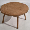 Mesa redonda baja antigua de madera maciza (Transilvania, c.1920)