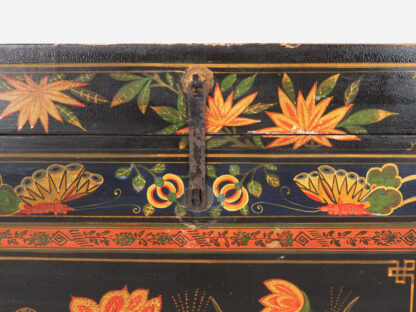 Baúl de madera antiguo con ilustraciones de flores de lotus (China, c.1900) #18