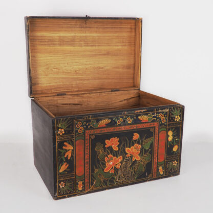 Baúl de madera antiguo con ilustraciones de flores de lotus (China, c.1900) #18