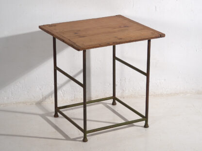 Mesa auxilliar antigua con patas metálicas (Austria, c.1920)