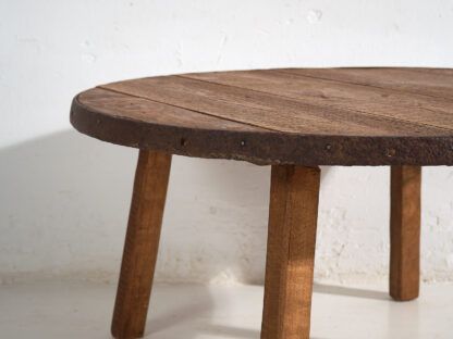 Round coffee table with metal rim and solid wood - Image 6