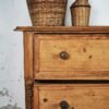 Cómoda madera decapada antigua de madera maciza de pino con tres cajones (c.1920) - Imagen 3