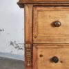 Cómoda madera decapada antigua de madera maciza de pino con tres cajones (c.1920) - Imagen 6