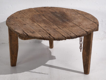 Mesa redonda antigua de madera con cadena metálica (c.1920)