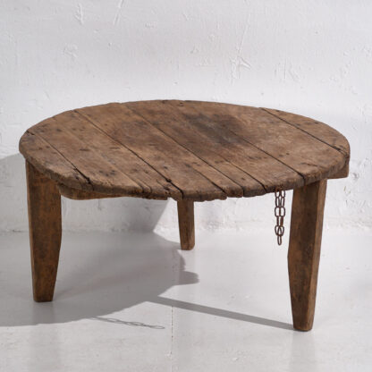 Mesa redonda antigua de madera con cadena metálica (c.1920)