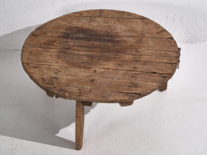 Mesa redonda antigua de madera con cadena metálica (c.1920)