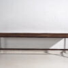 Banco largo metálico de un antiguo gimnasio (c.1920)