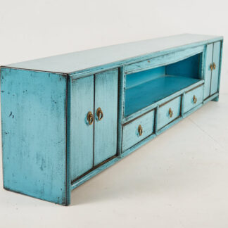 Mueble TV de madera con pátina de color azul turquesa.