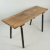 Antigua mesa de trabajo de madera maciza y hierro