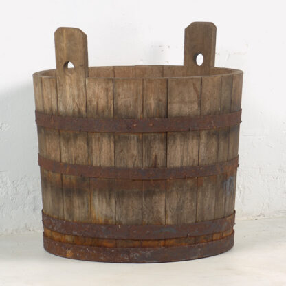 Barril de madera antiguo grande y asas de madera