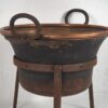 Caldero de cobre sobre soporte antiguo (c.1950)