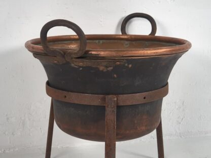 Caldero de cobre sobre soporte antiguo (c.1950)