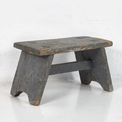 Taburete antiguo pequeño de color gris (c.1950)