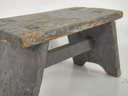 Taburete antiguo pequeño de color gris (c.1950)