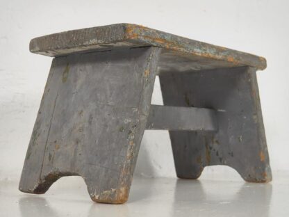 Taburete antiguo pequeño de color gris (c.1950)