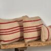 Coussin ancien en lin à rayures rouges – Image 3
