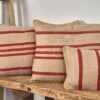 Coussin ancien en lin à rayures rouges – Image 4