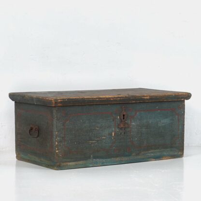 Baúl antiguo de madera maciza de color azul (c.1890)