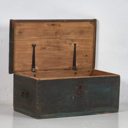 Baúl antiguo de madera maciza de color azul (c.1890)