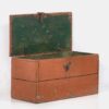 Cofre antiguo de madera de color naranja (c.1890)