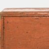 Cofre antiguo de madera de color naranja (c.1890)