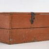 Cofre antiguo de madera de color naranja (c.1890)