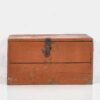 Cofre antiguo de madera de color naranja (c.1890)