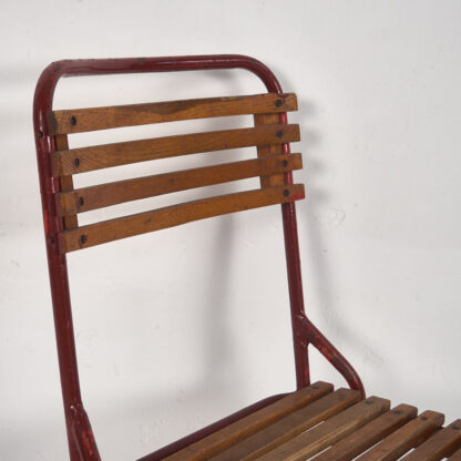 Silla para jardín antigua de color rojo (c.1900).