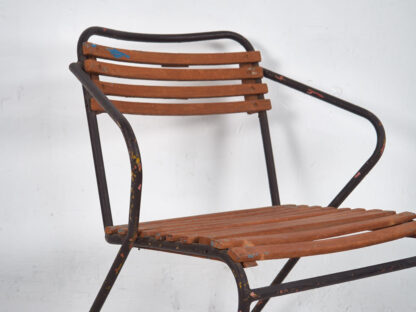 Silla de exterior antigua de color naranja (c.1920)