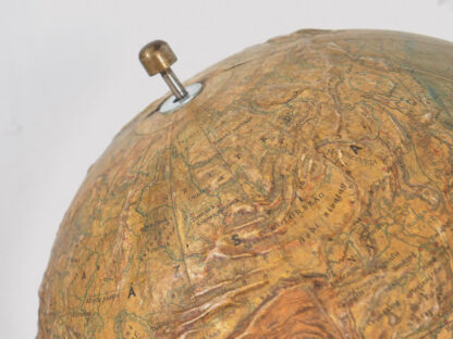 Globo terráqueo antiguo con relieve (c.1920)