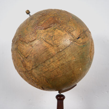 Globo terráqueo antiguo con relieve (c.1920)